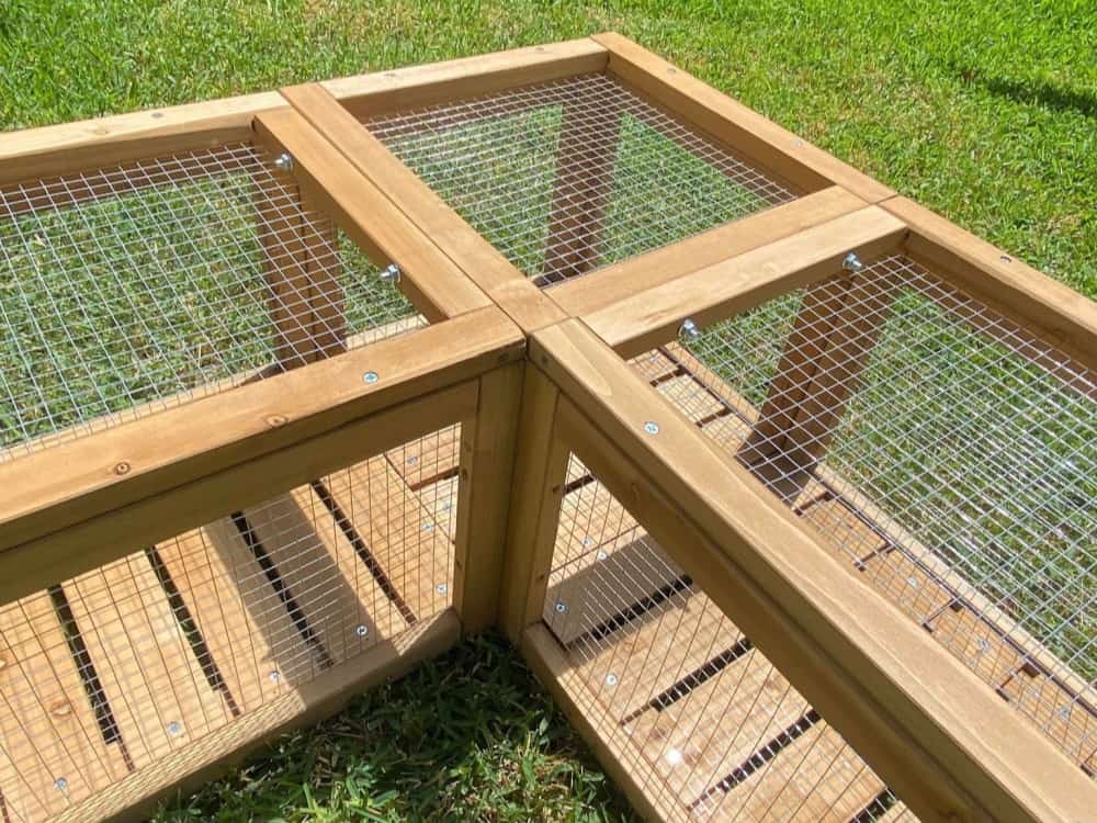 Bella Cat tunnel kit with fixing bolts showing how to join corner and runway pieces