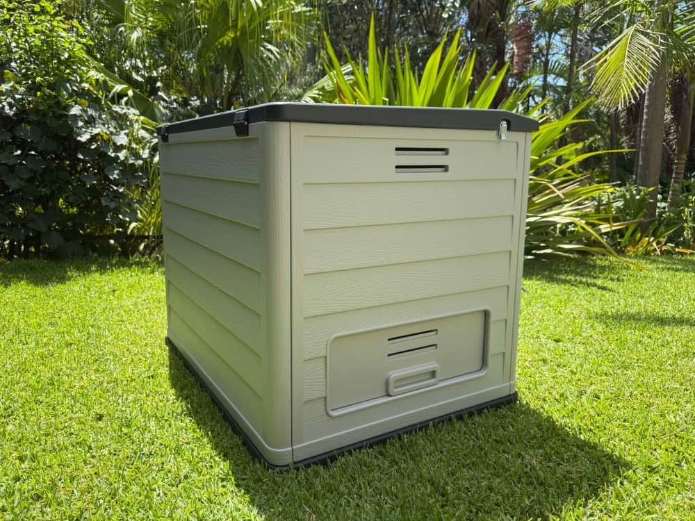 Lotus XXXL Plastic Dog Kennel - Back view